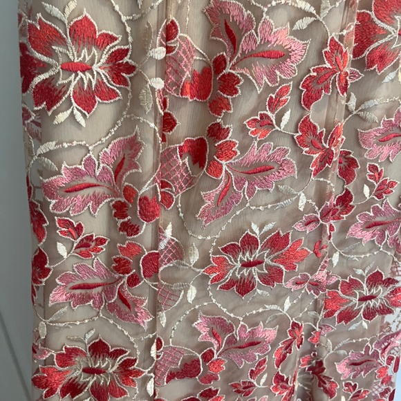 Long dress with net and embroidery - Picture 5 of 5